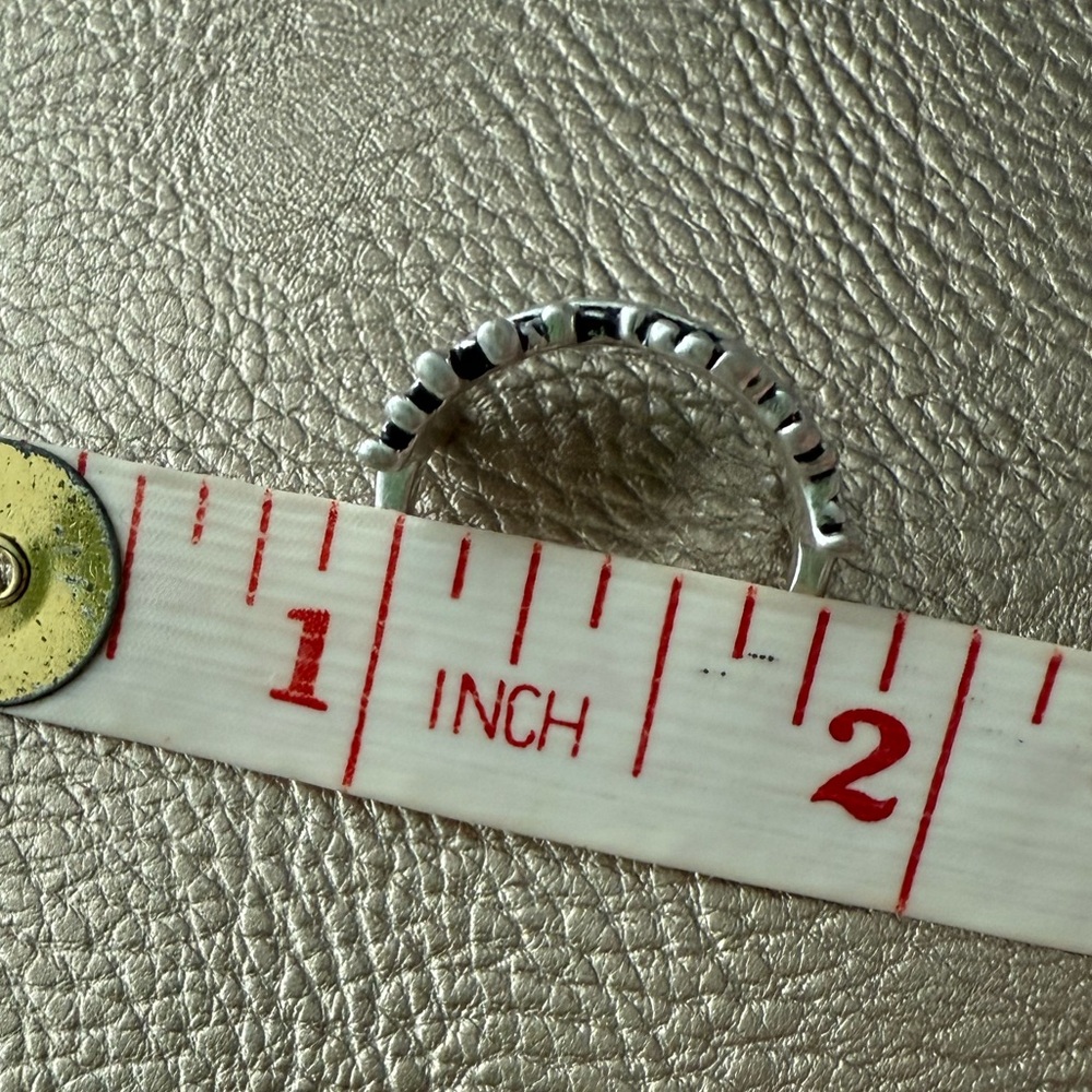 Elegant Silver Band Ring - Picture 5 of 7